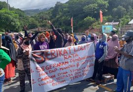 Residents protest at the government's response to the disaster, including distribution of stimulant funds and post-disaster rehabilitation and reconstruction